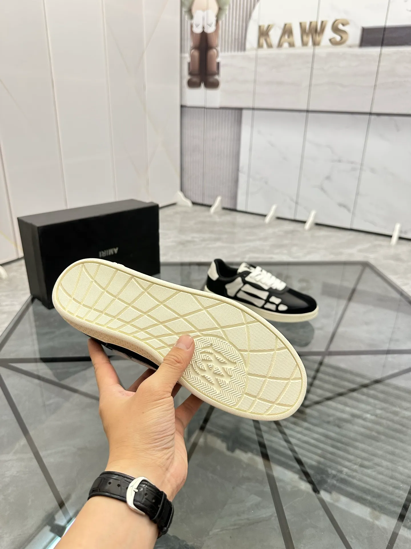 Men's shoes: 💰P420¥ Product trademark: AMIRI* "Amir*" low-top casual shoes Regular size: 38-45 (can be customized to 46) Product material: imported nubuck leather upper, breathable lining, original outsole. Number: 001